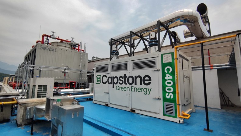 Sistema de generación de energía Capstone C400S instalado en una planta industrial