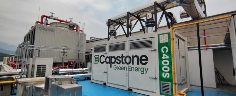 Sistema de generación de energía Capstone C400S instalado en una planta industrial